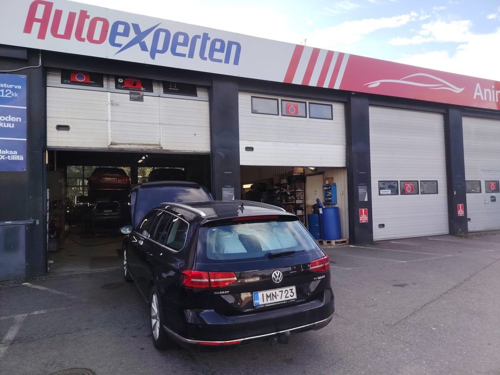 Aninkaisten Autohuollon korjaamo ja Autoexperten-kyltti Nuppulantiellä