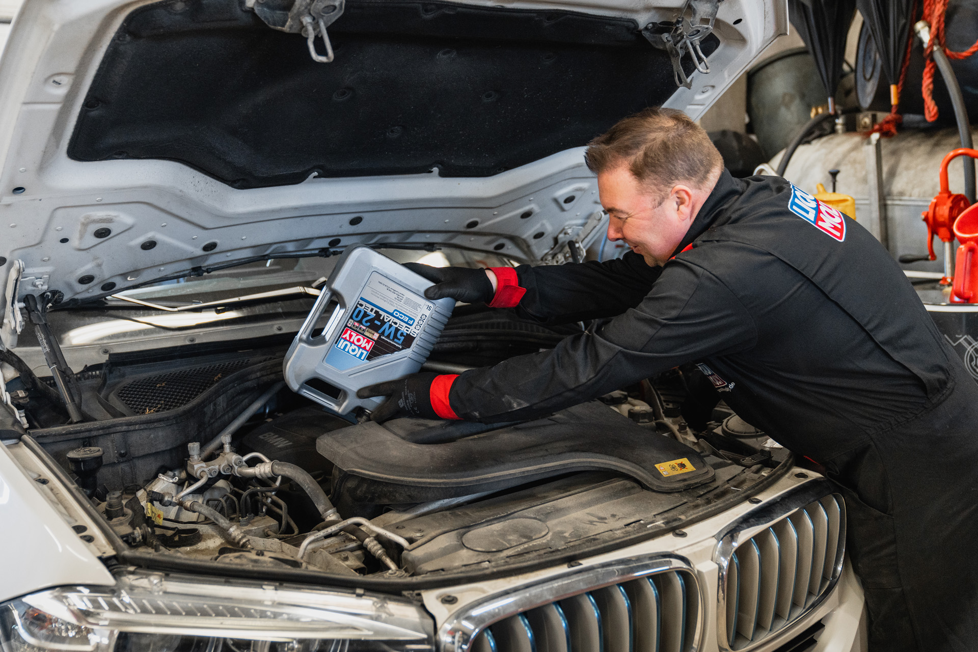 Moottoriöljyn lisääminen autohuollossa