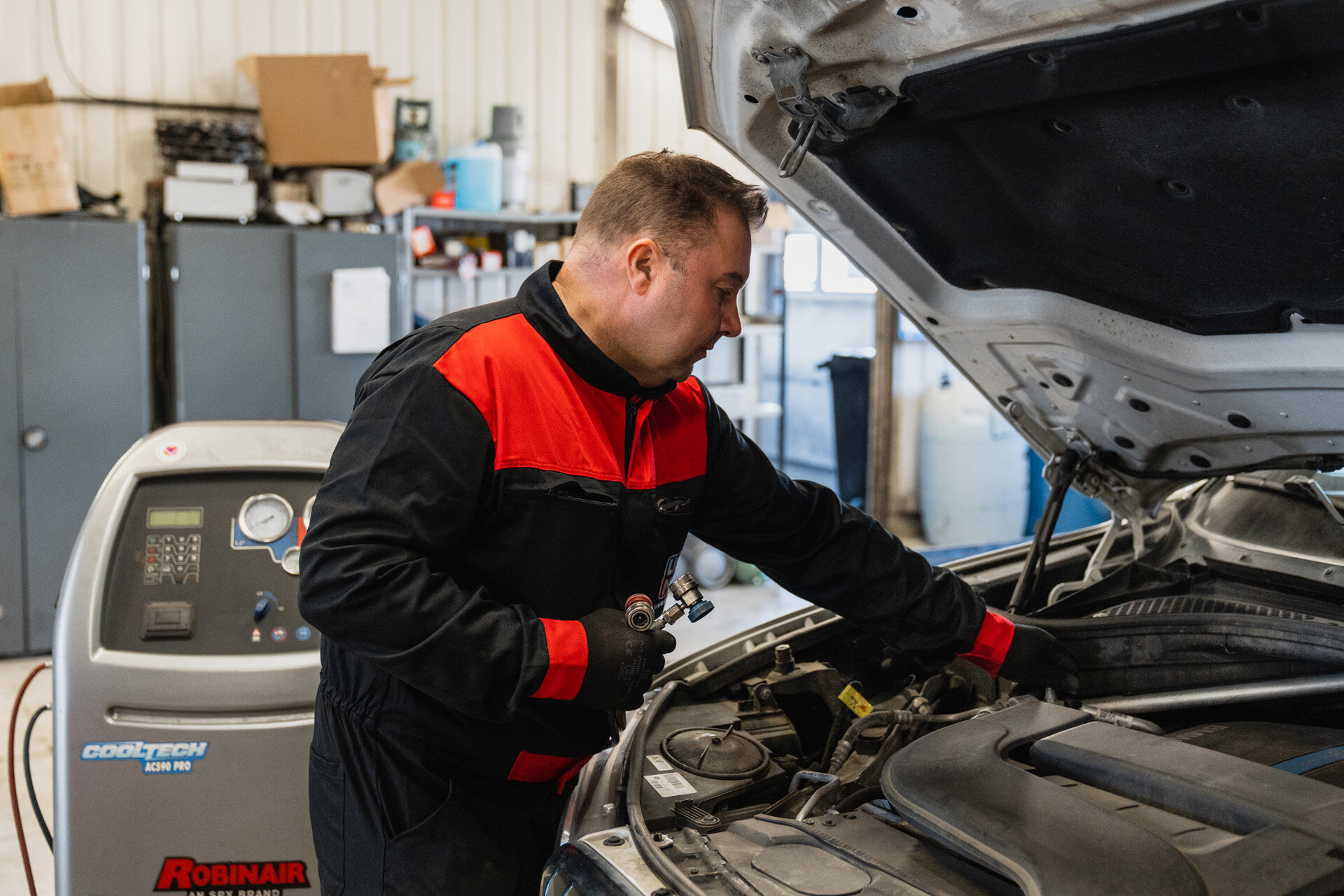 Mekaanikko huoltaa autoa Aninkaisten Autohuollossa