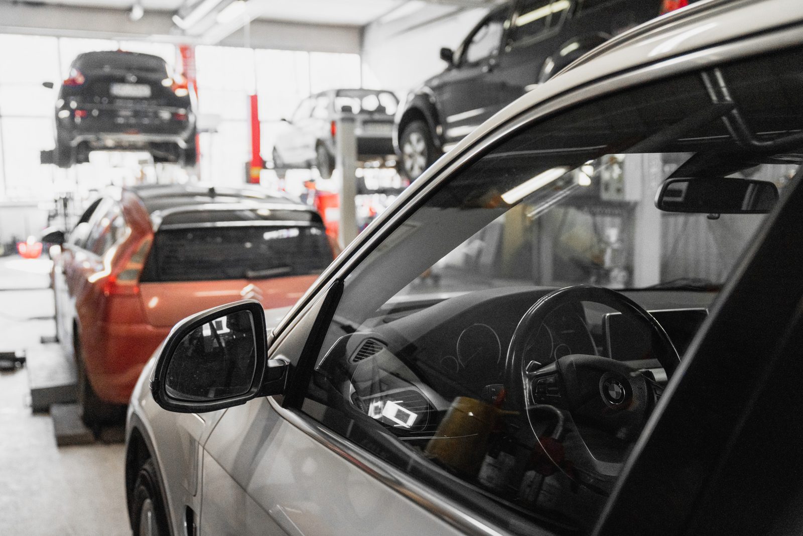 Autoja Aninkaisten Autohuollon korjaamolla